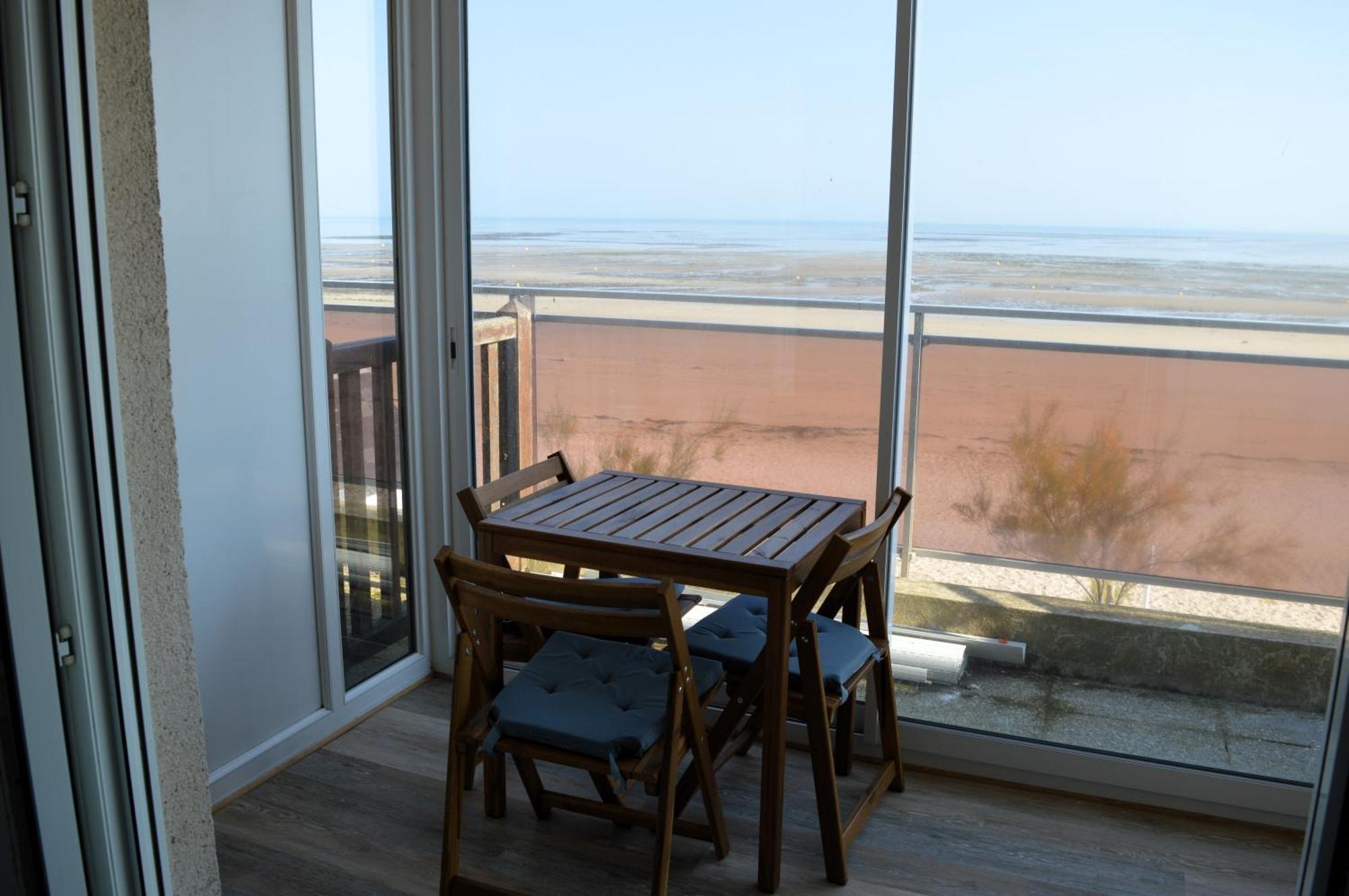 Mettons Les Voiles - Appt Vue Mer Avec Loggia Bernières-sur-Mer Exterior foto